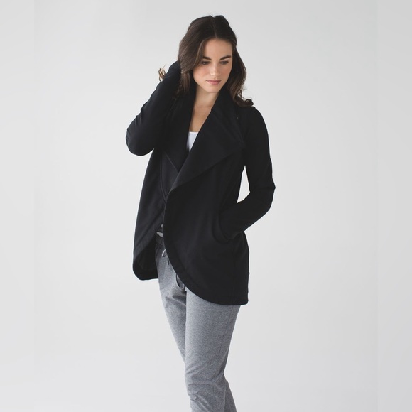 VGUC Lululemon That’s a Wrap Jacket, Size 4, Black - Picture 2 of 8
